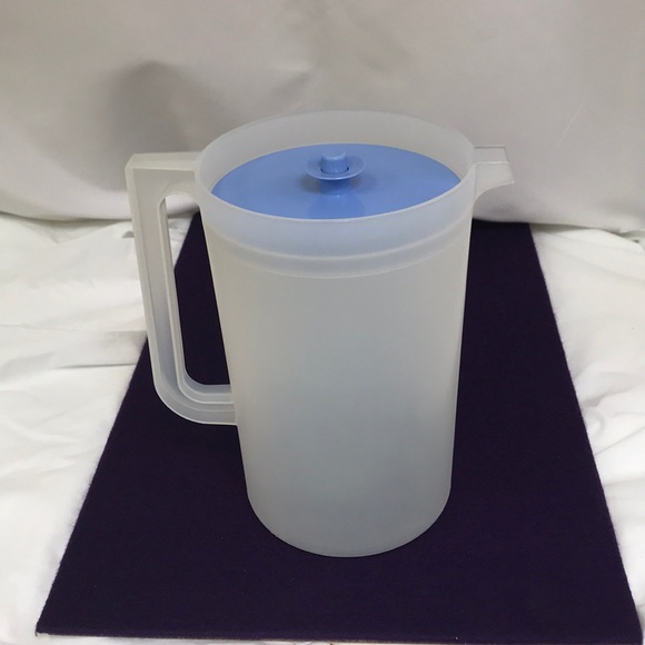 Tupperware Frosted 1 Gallon Pitcher #1416 & Lid